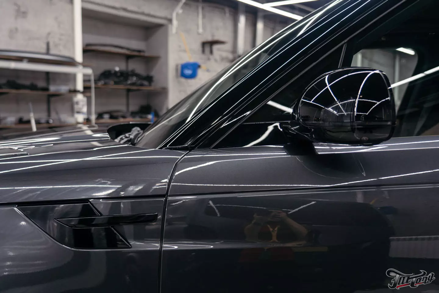 Оклеили Range Rover Sport в глянцевый полиуретан. Чистка салона и покрытие керамикой